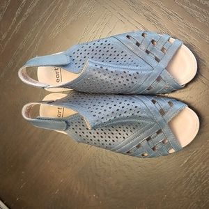 Earth sandals lake blue size 8